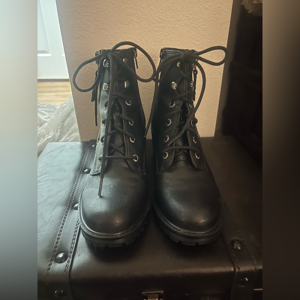 Zodiac size 7 women’s ankle boots.